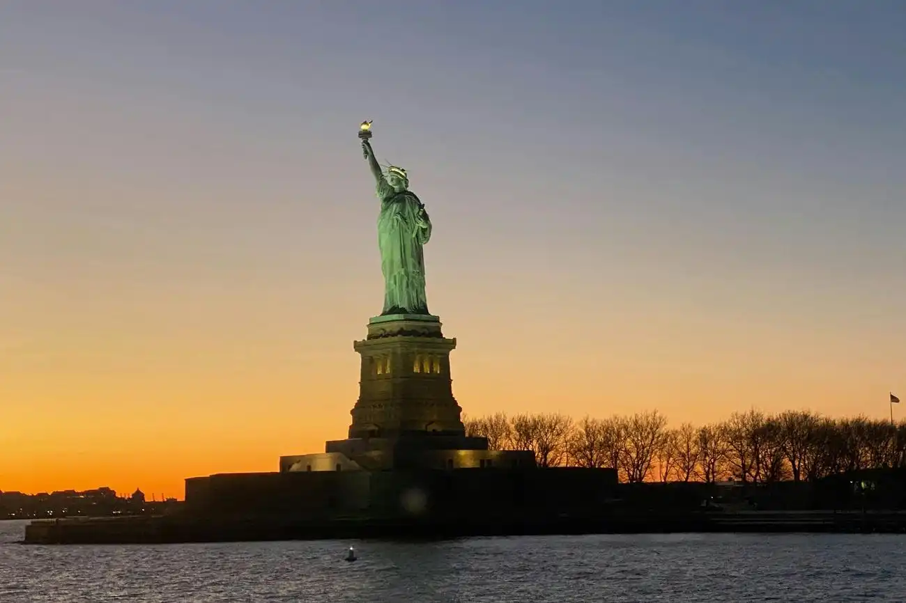 NYC Cruise: Manhattan Skyline com Buffet Dinner e Live DJ, Nova York, Estados Unidos, NYC Pass.