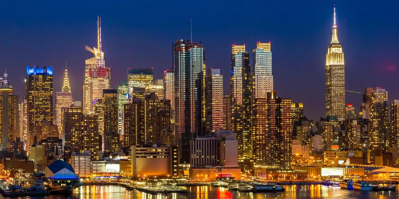 Experience NYC’s bustling nightlife with vibrant clubs, bars, and events. Best Activities to Visit New York in 2025.