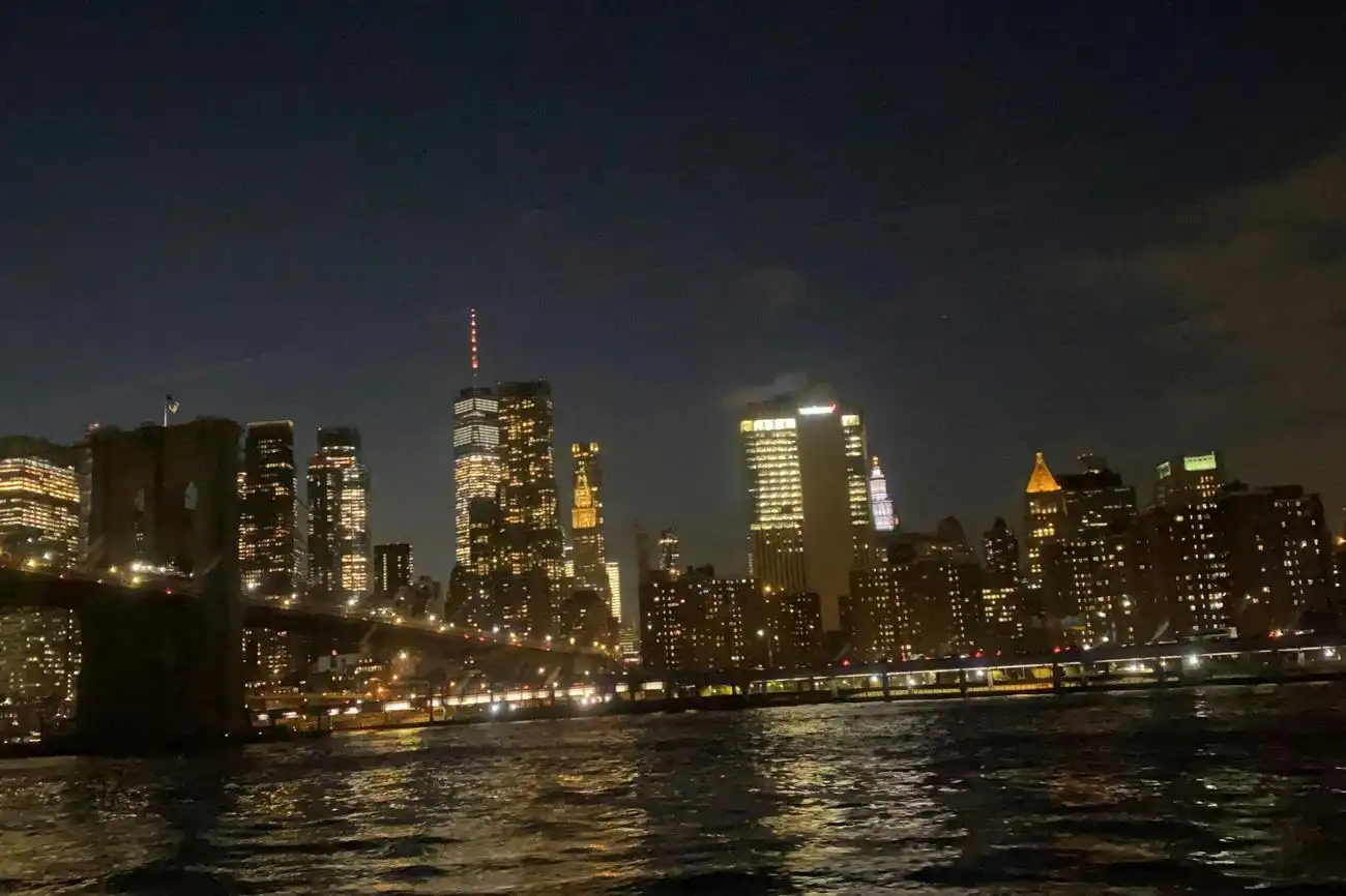 NYC Cruise: Manhattan Skyline com Buffet Dinner e Live DJ, Nova York, Estados Unidos, NYC Pass.